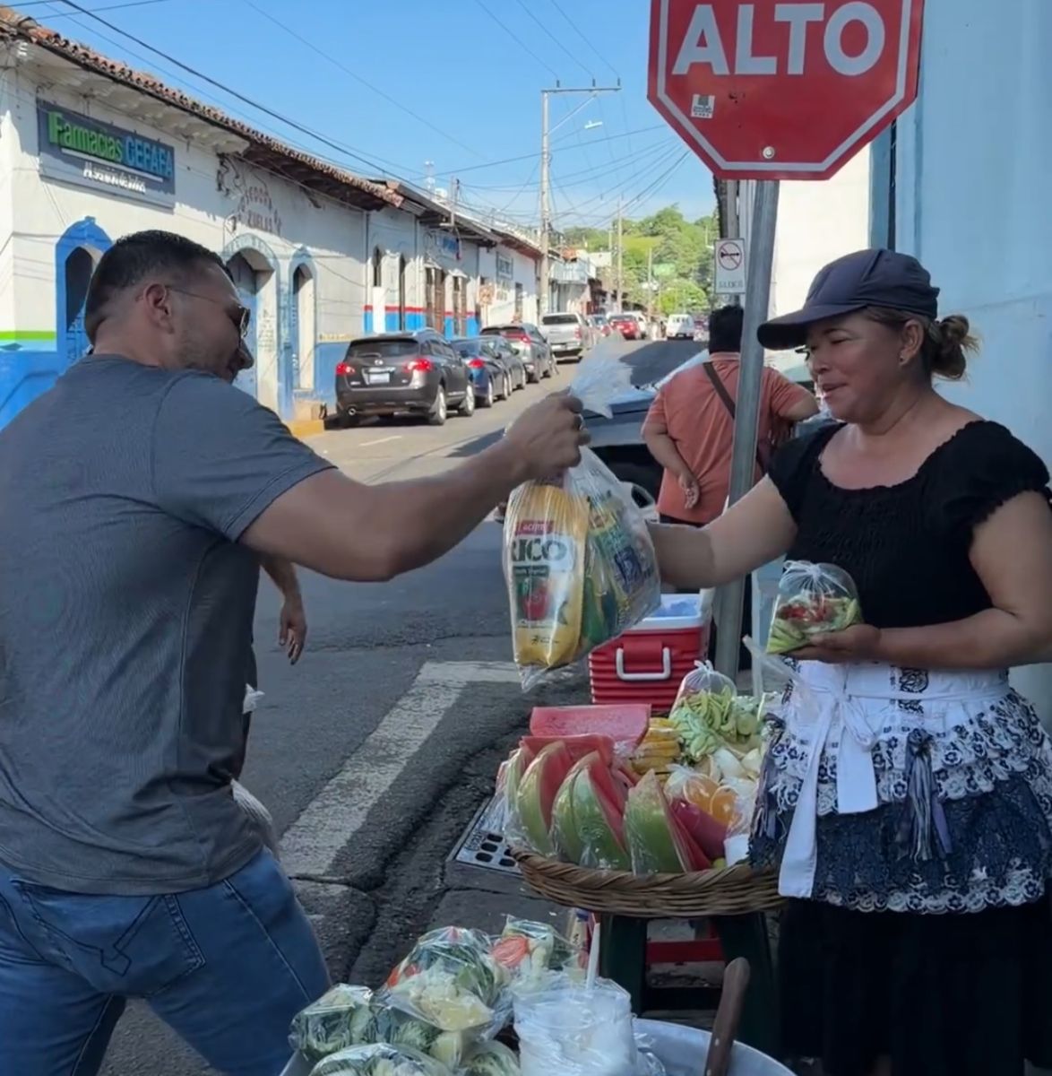Ángel Madrid entrega paquetes de alimentos a comerciantes del centro de Sonsonate