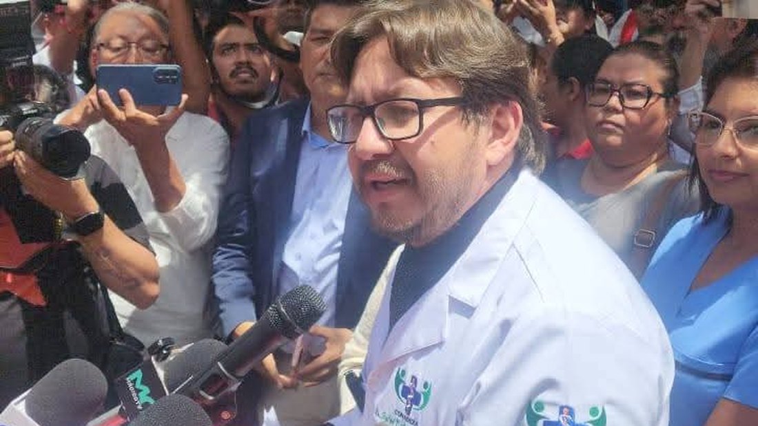 Rafael Aguirre habla ante la prensa tras su inscripción