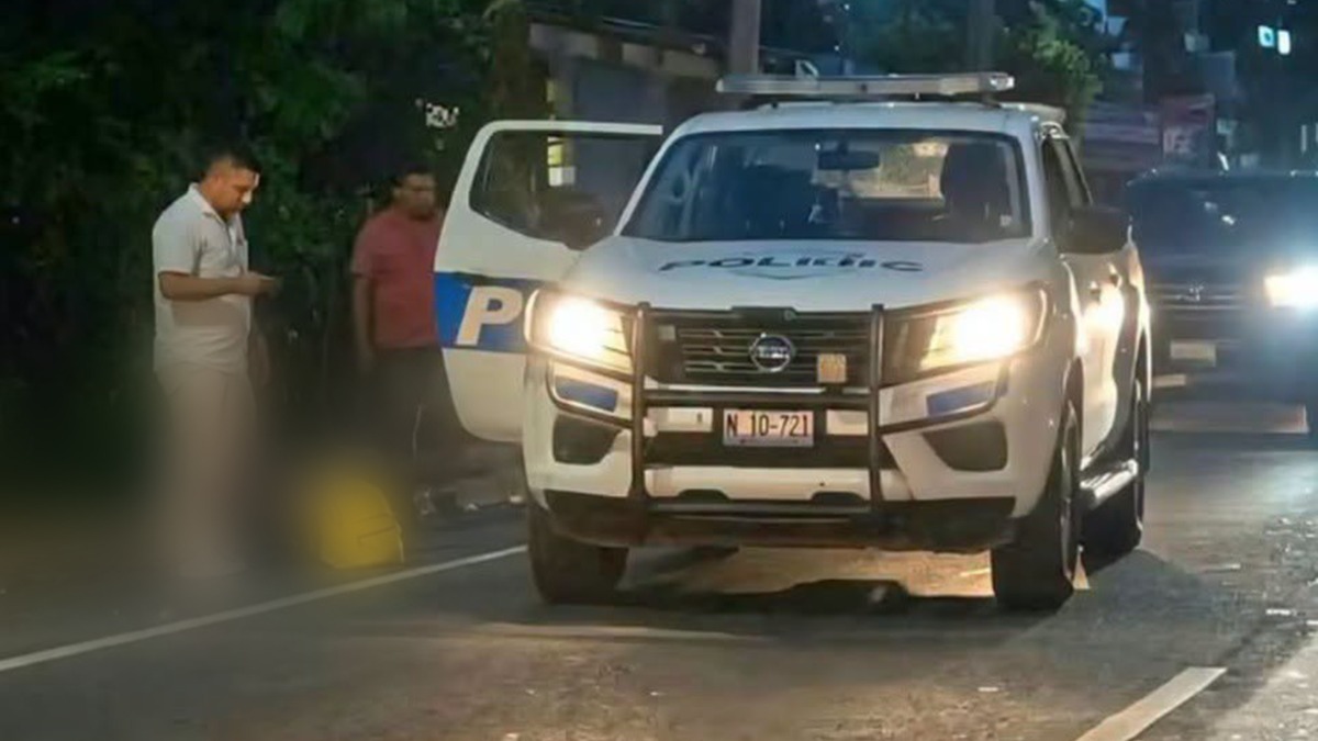 Patrulla de la PNC en la carretera de Sonsonate a Nahuizalco, frente a la colonia San Genaro, la noche del atropello
