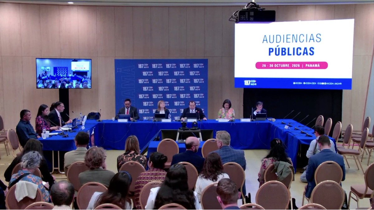 Sala de audiencias de la CIDH en Panamá con los comisionados en la mesa y público en las sillas
