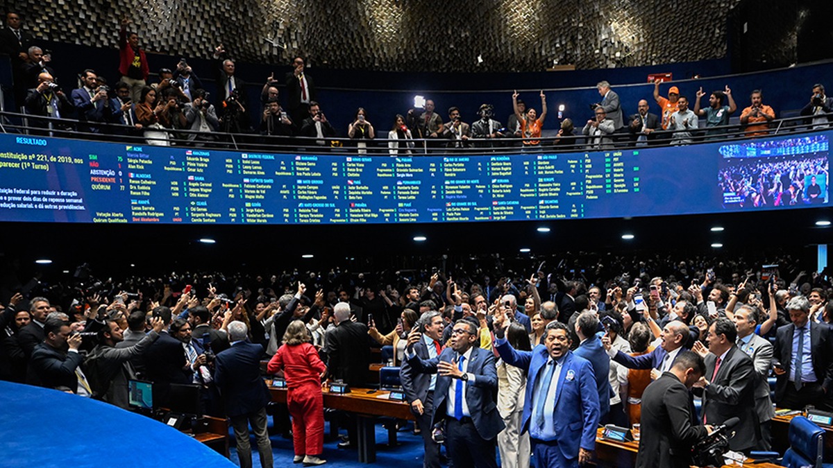 Senadores de Brasil celebran en el plenario la aprobación del fin de la escala 6x1