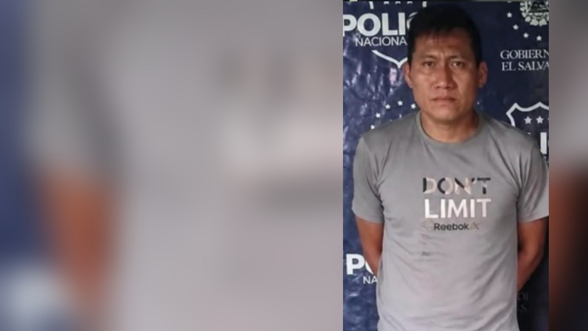 Ciro Vicente Juárez, agente de la PNC detenido, frente al fondo institucional de la Policía Nacional Civil