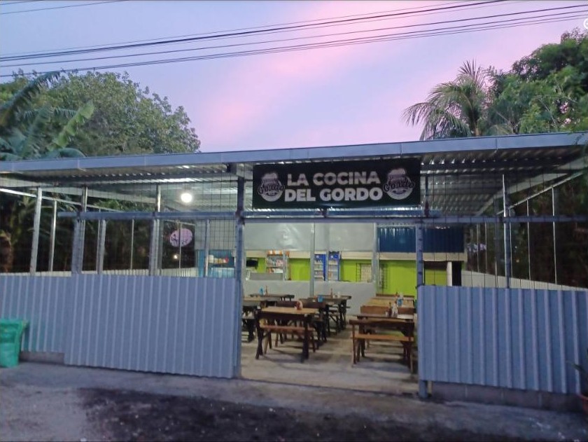 La fachada del comedor sobre la calle, con el rótulo del negocio