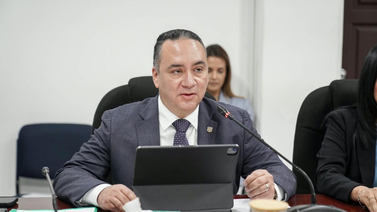 El fiscal general Rodolfo Delgado habla ante la Comisión de Hacienda de la Asamblea Legislativa