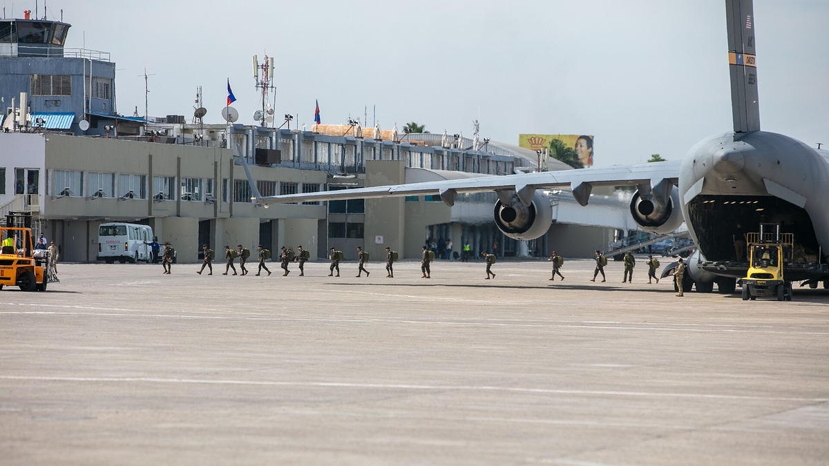 Soldados de Guatemala y El Salvador bajan de un avión militar en el aeropuerto de Puerto Príncipe