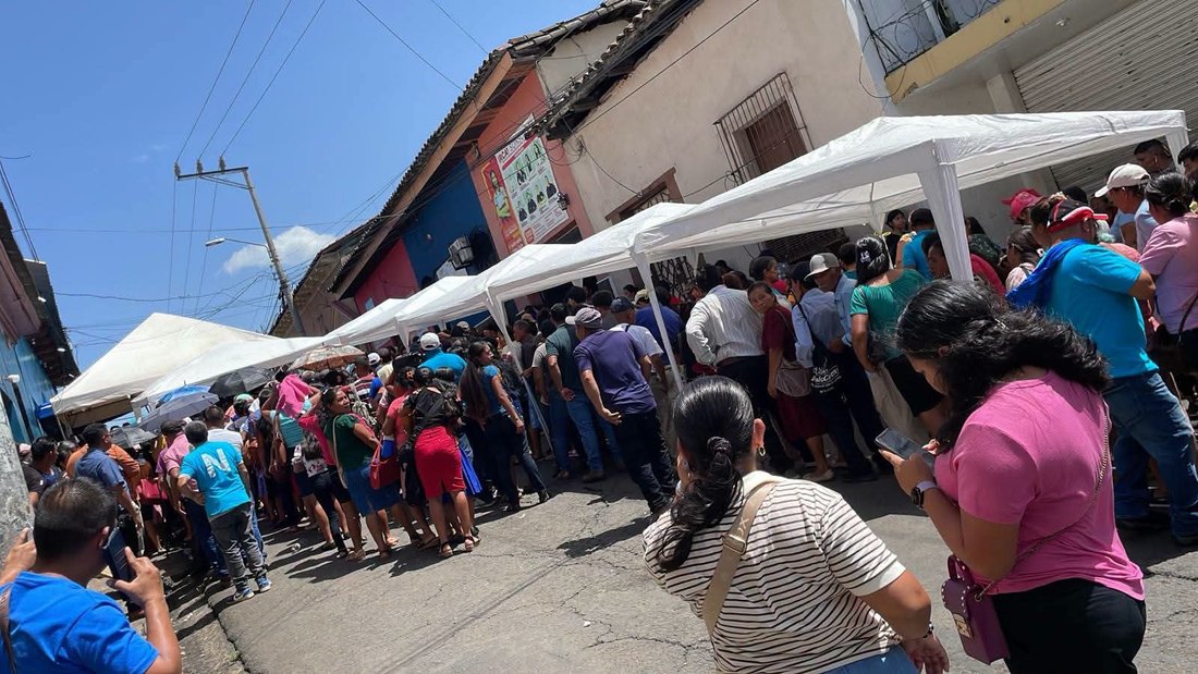 Aspirantes y simpatizantes esperaron bajo canopies frente al centro de votación en Sonsonate Centro. Foto: Pluma Libre.
