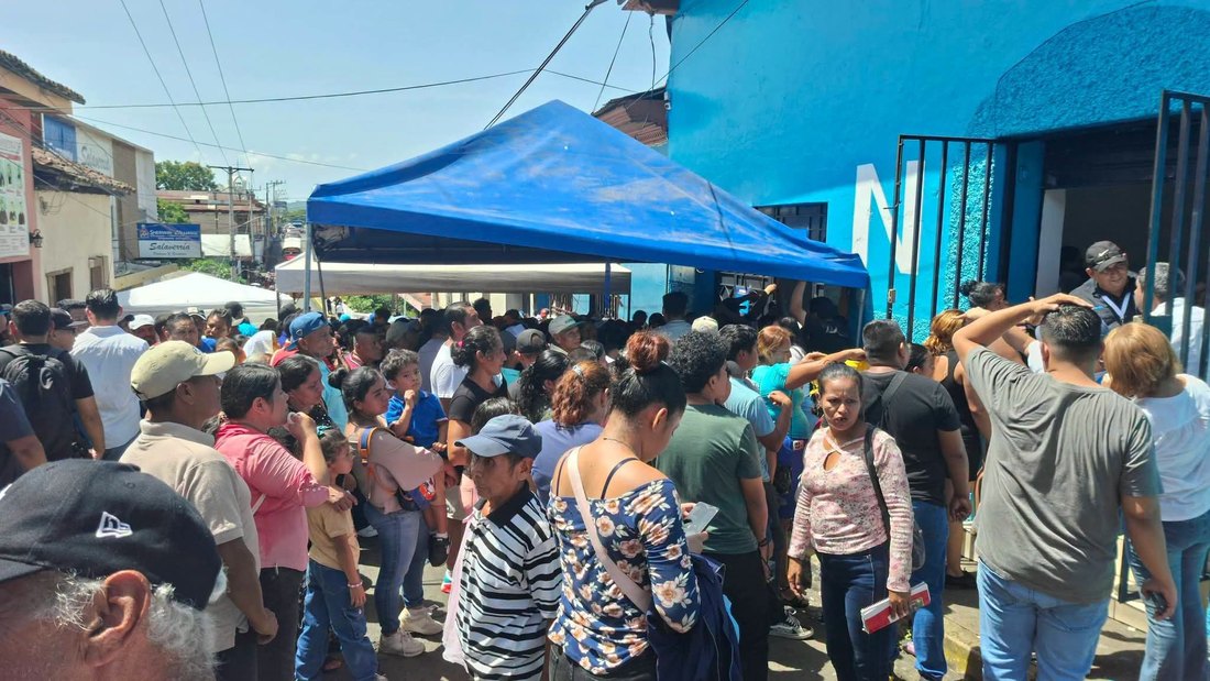 Aglomeración sin ningún control en la entrada de la sede de Nuevas Ideas en Sonsonate. Foto: Pluma Libre.