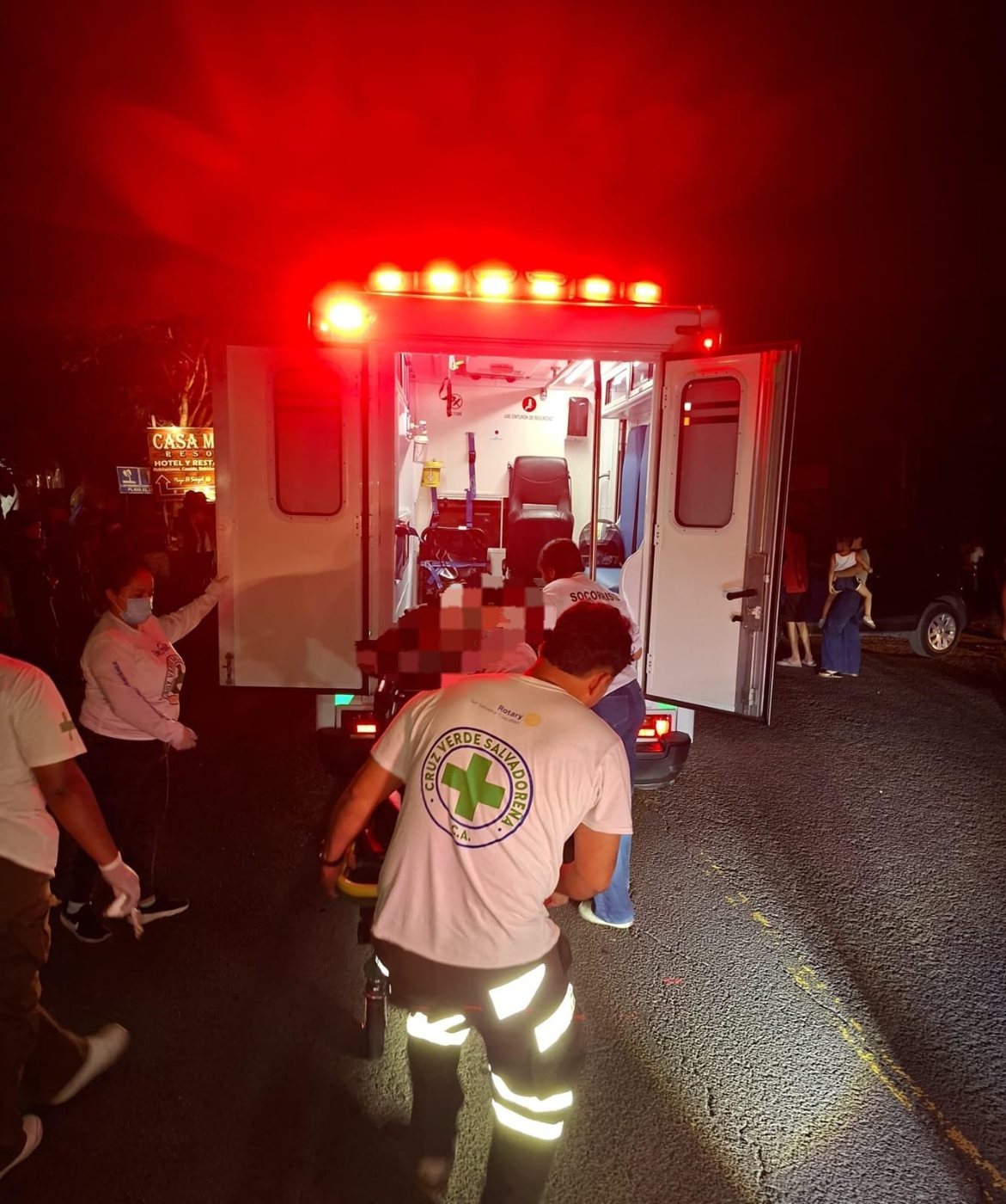 Ambulancia de Cruz Verde Salvadoreña en el lugar del accidente