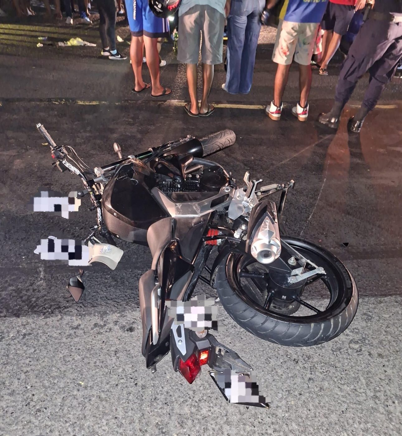 La motocicleta quedó tendida sobre la carretera del Litoral tras el impacto