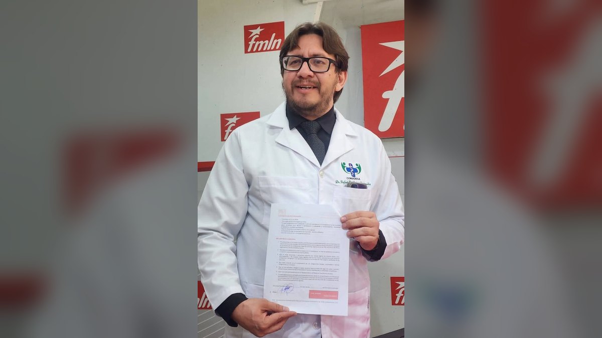 El médico Rafael Aguirre se inscribe como precandidato presidencial del FMLN: “No llego como afiliado, llego como ciudadano”