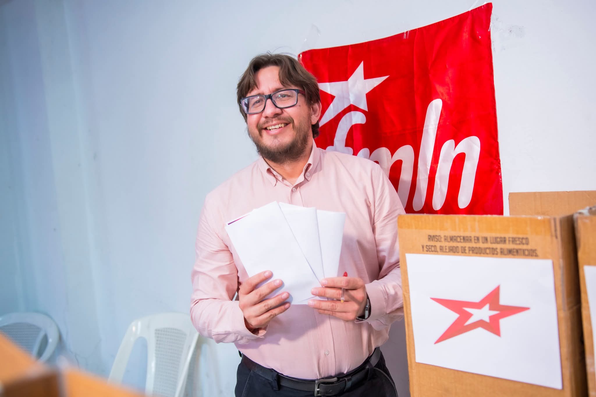 Rafael Aguirre deposita su voto en las internas del FMLN