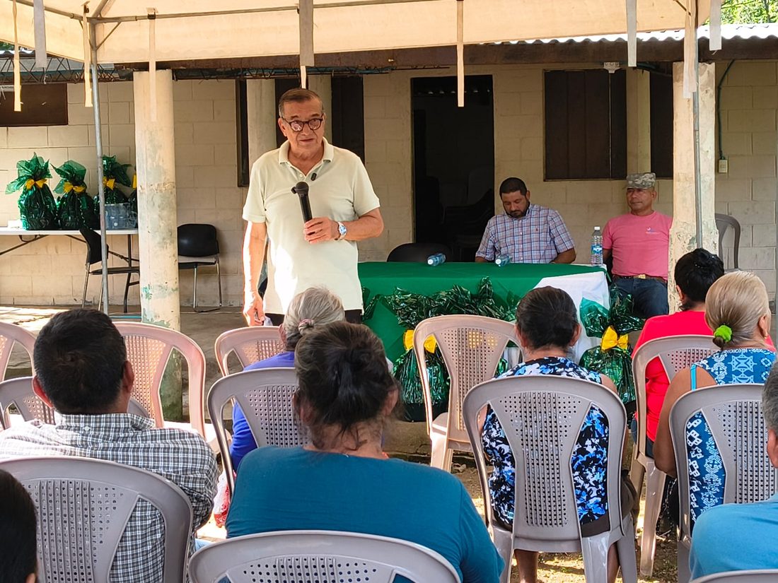 El alcalde de Sonsonate, Roberto Aquino, se dirige a los habitantes del cantón El Almendro