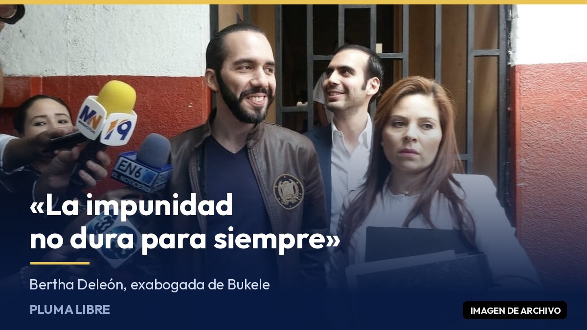 Nayib Bukele junto a la abogada Bertha María Deleón ante la prensa, cuando él era alcalde de San Salvador