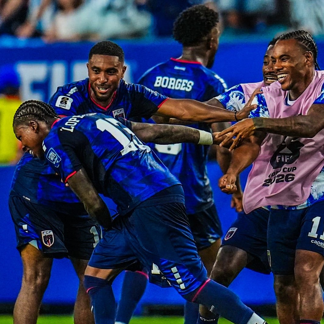 El plantel de Cabo Verde festeja en grupo durante el partido ante Argentina