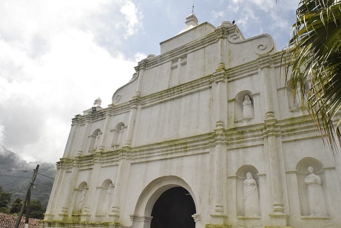 La iglesia colonial Santa Cruz de Roma, en el centro histórico de Panchimalco