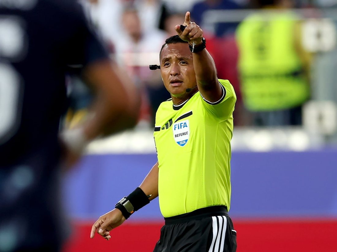 El árbitro salvadoreño Iván Barton señala durante un partido del Mundial 2026