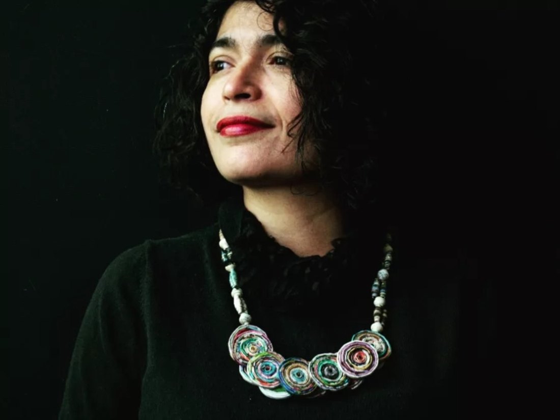 La poeta salvadoreña Krisma Mancía, con collares de papel de su marca artesanal Krismática