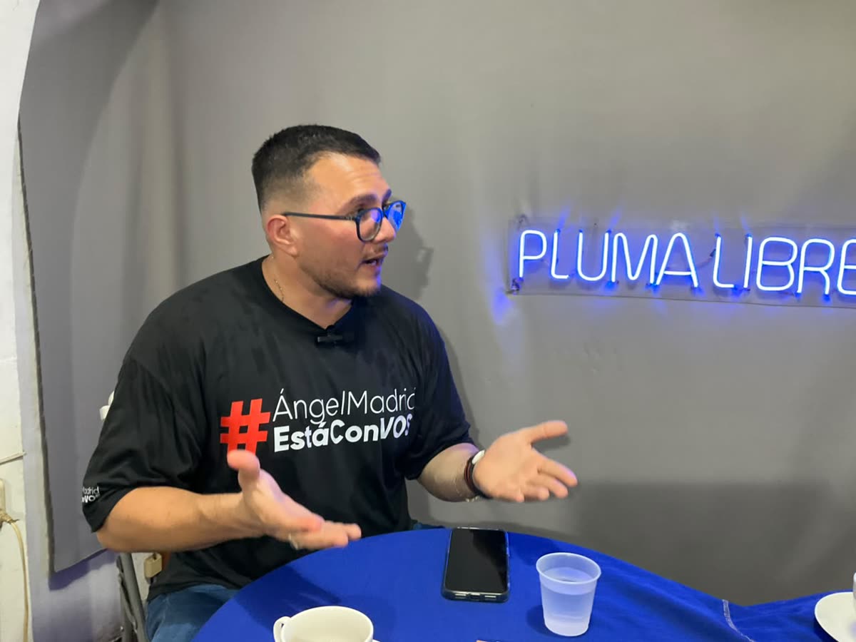 Ángel Madrid durante la entrevista de HABLEMOS en el estudio de Pluma Libre
