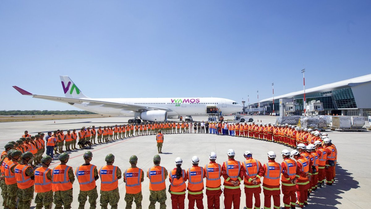 El Salvador envía un séptimo avión a Venezuela con 120 especialistas de relevo y cinco toneladas de ayuda