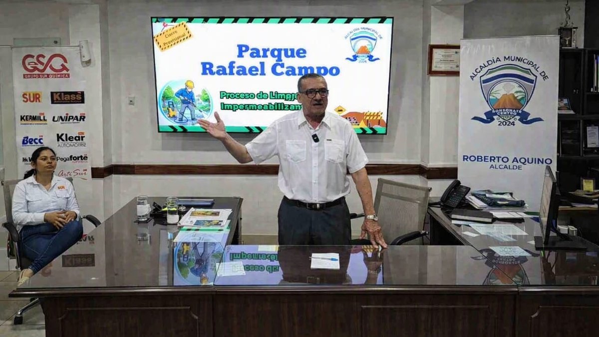 El alcalde Roberto Aquino durante la conferencia de prensa sobre el parque Rafael Campo