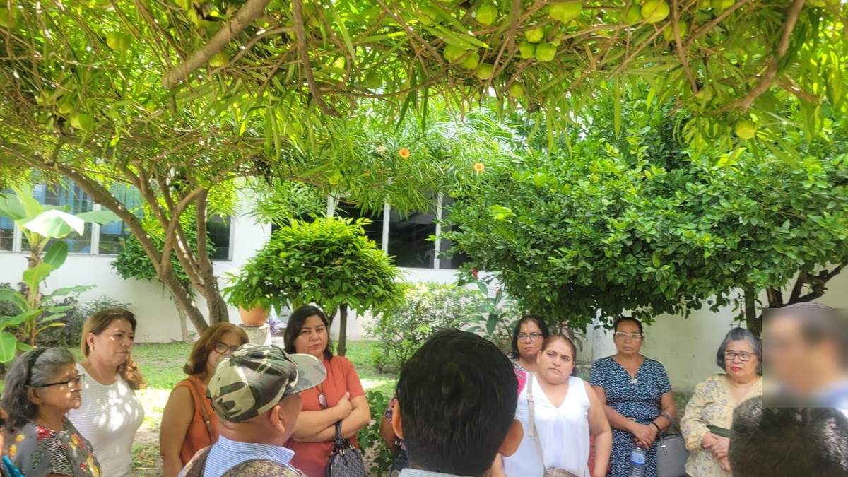 Proveedores del paquete escolar frente a la sede del Ministerio de Educación en San Salvador
