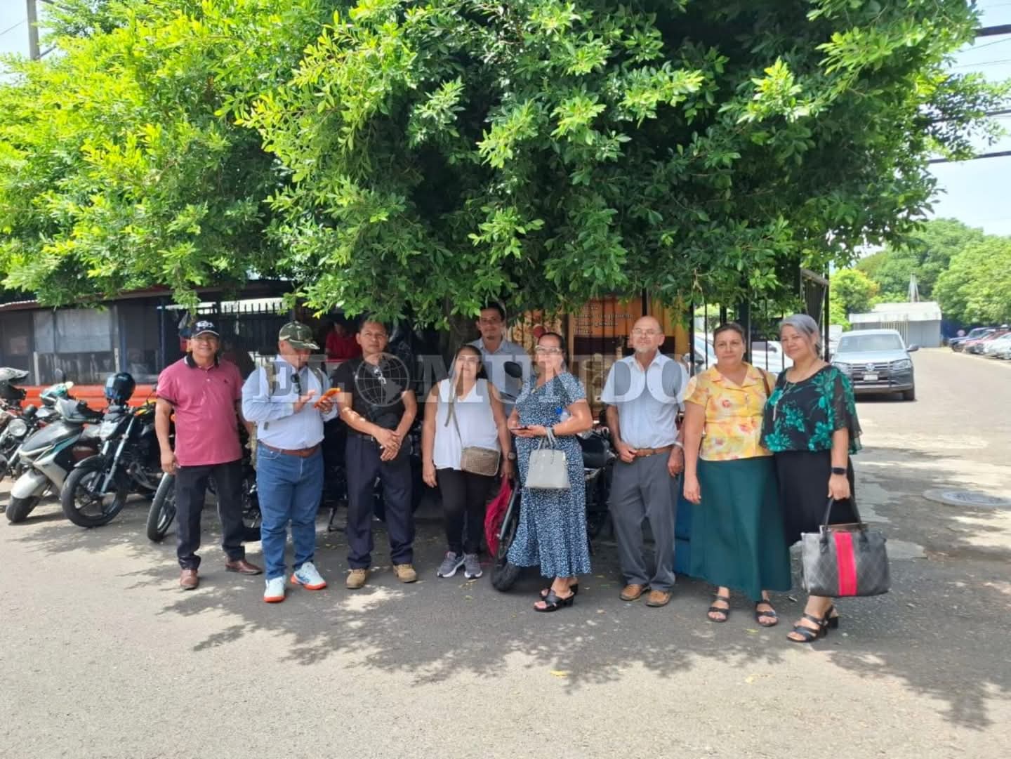 Proveedores del programa de paquete escolar reunidos tras la suspensión de la reunión