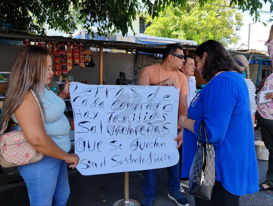 Pancarta: Detrás de cada contrato hay familias salvadoreñas que se quedan sin el sustento diario