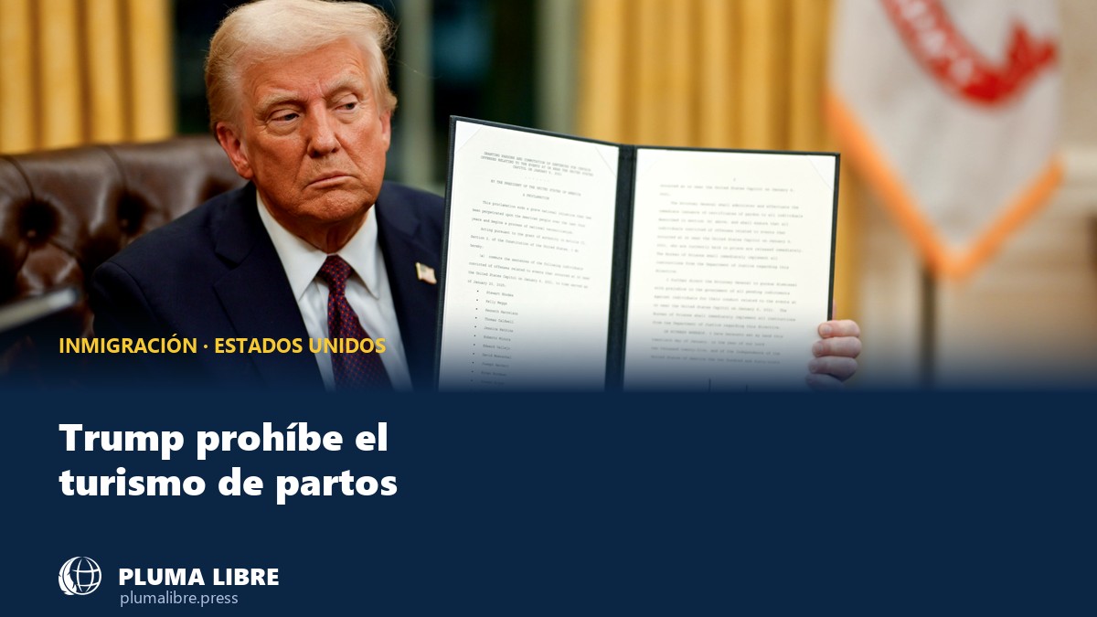 Donald Trump muestra una orden ejecutiva firmada en la Oficina Oval