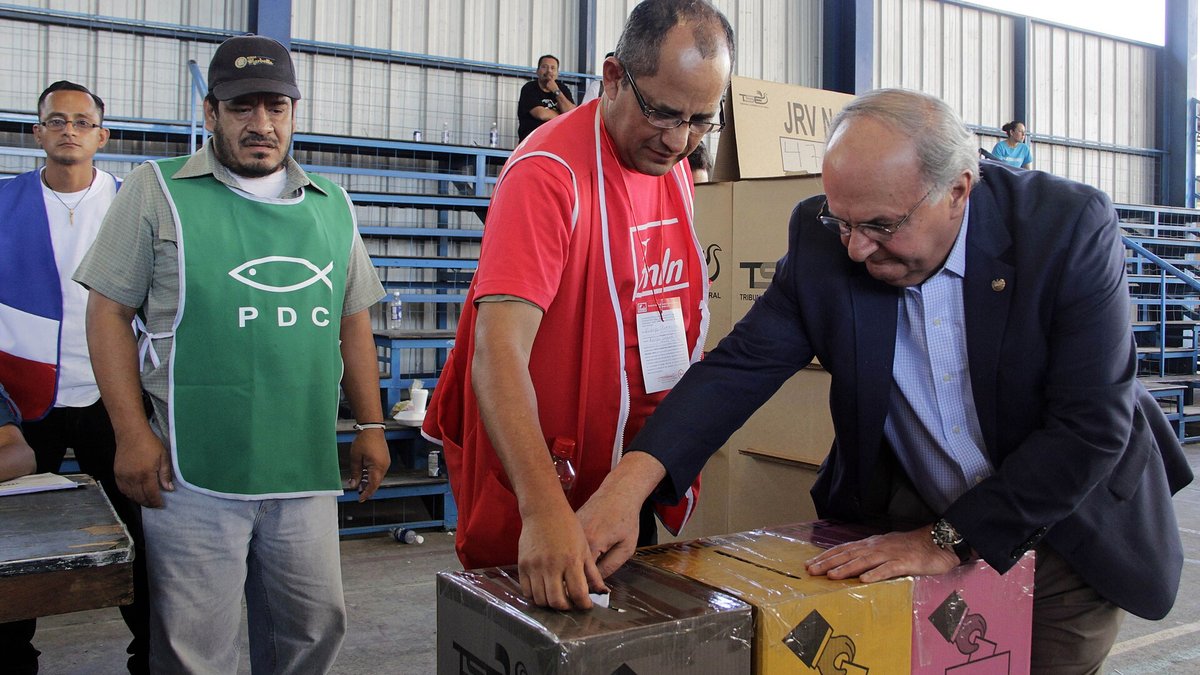 Salvadoreños en el exterior podrán votar de forma anticipada y desde el celular en las elecciones de 2027