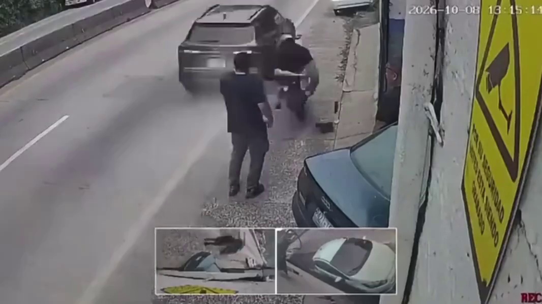 Imagen de cámara de seguridad: un vehículo llega a la orilla de la carretera donde había dos hombres