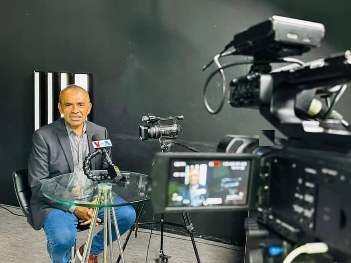 Víctor Barahona sentado en un set de televisión, frente a una cámara y un micrófono