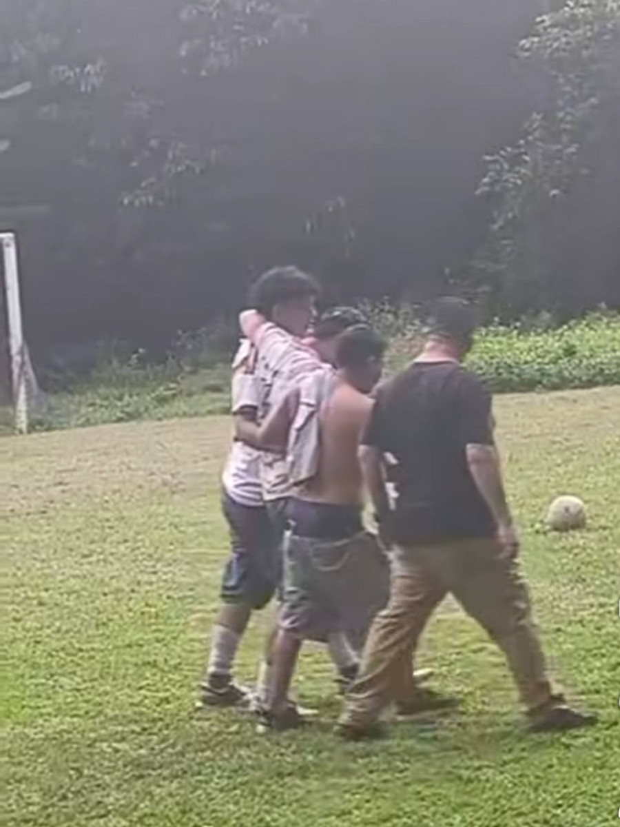 Un lesionado es sacado de la cancha en brazos