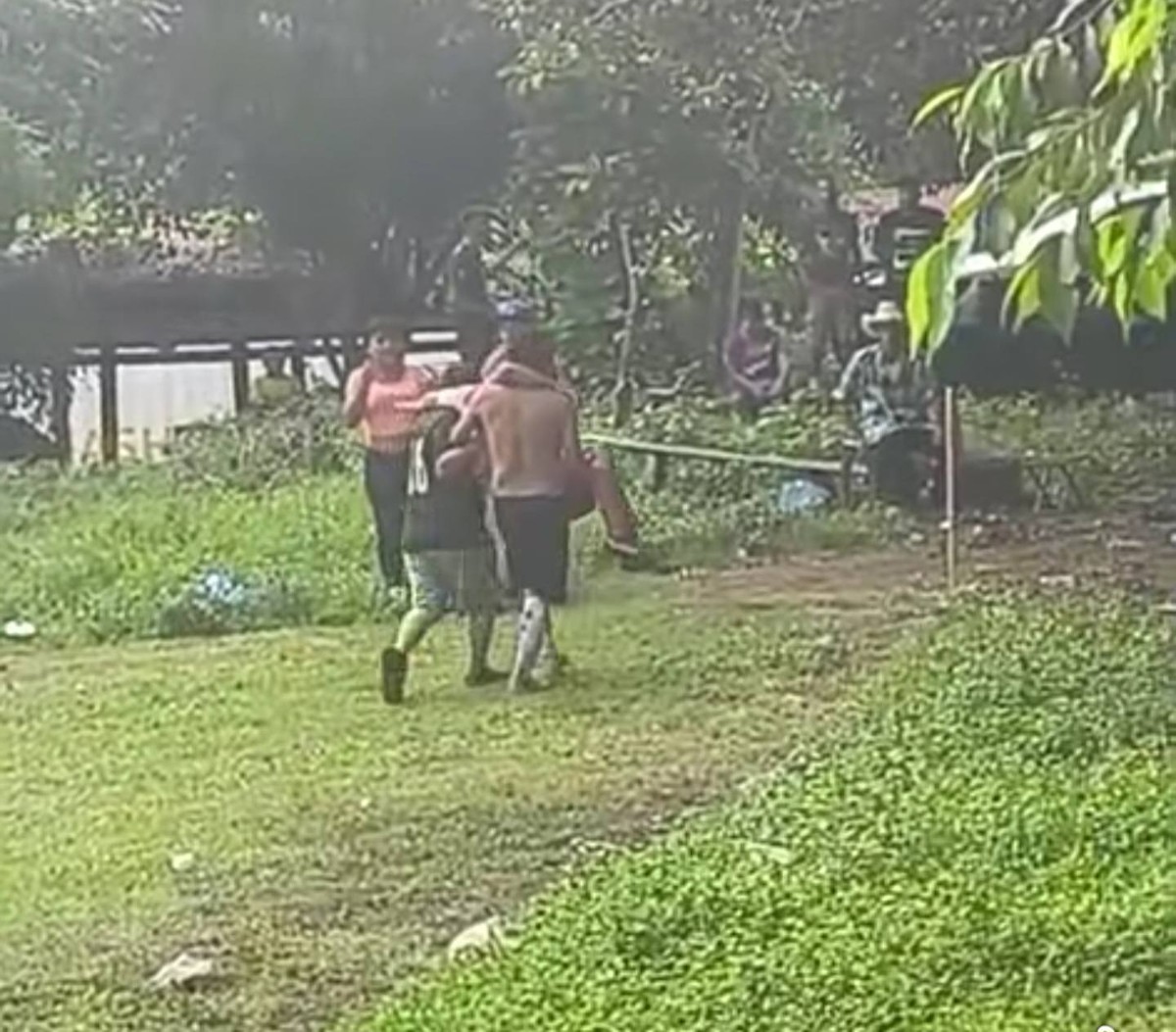 Vecinos cargan a uno de los afectados