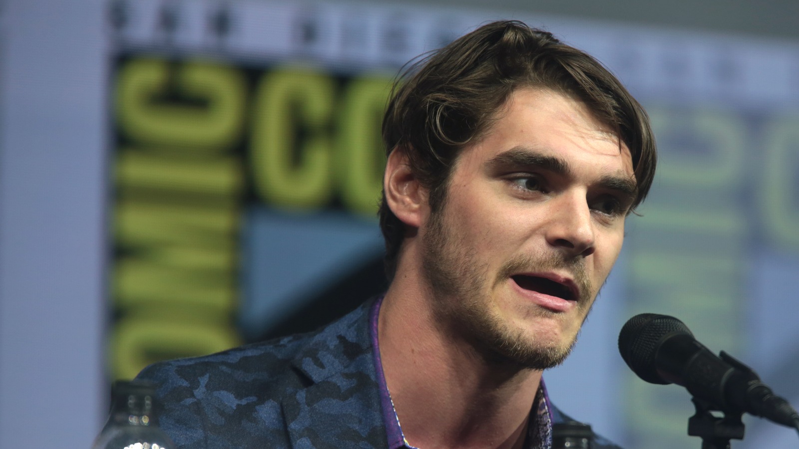 El actor RJ Mitte habla frente a un micrófono en un panel de la Comic-Con de San Diego