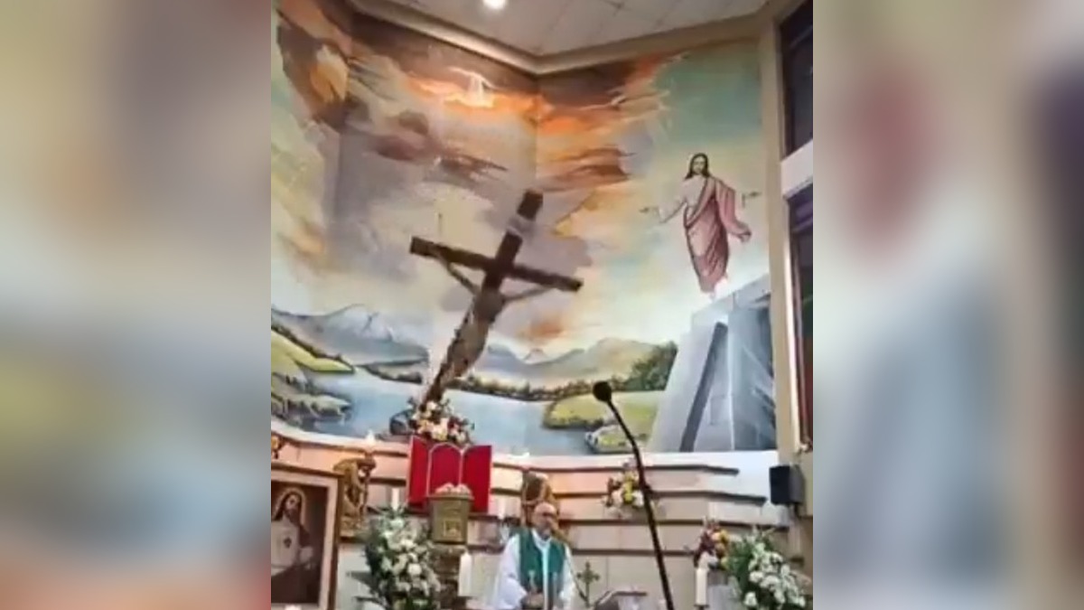 Una cruz de madera con un crucifijo cae desde la pared del altar de una iglesia en Guayaquil durante una misa