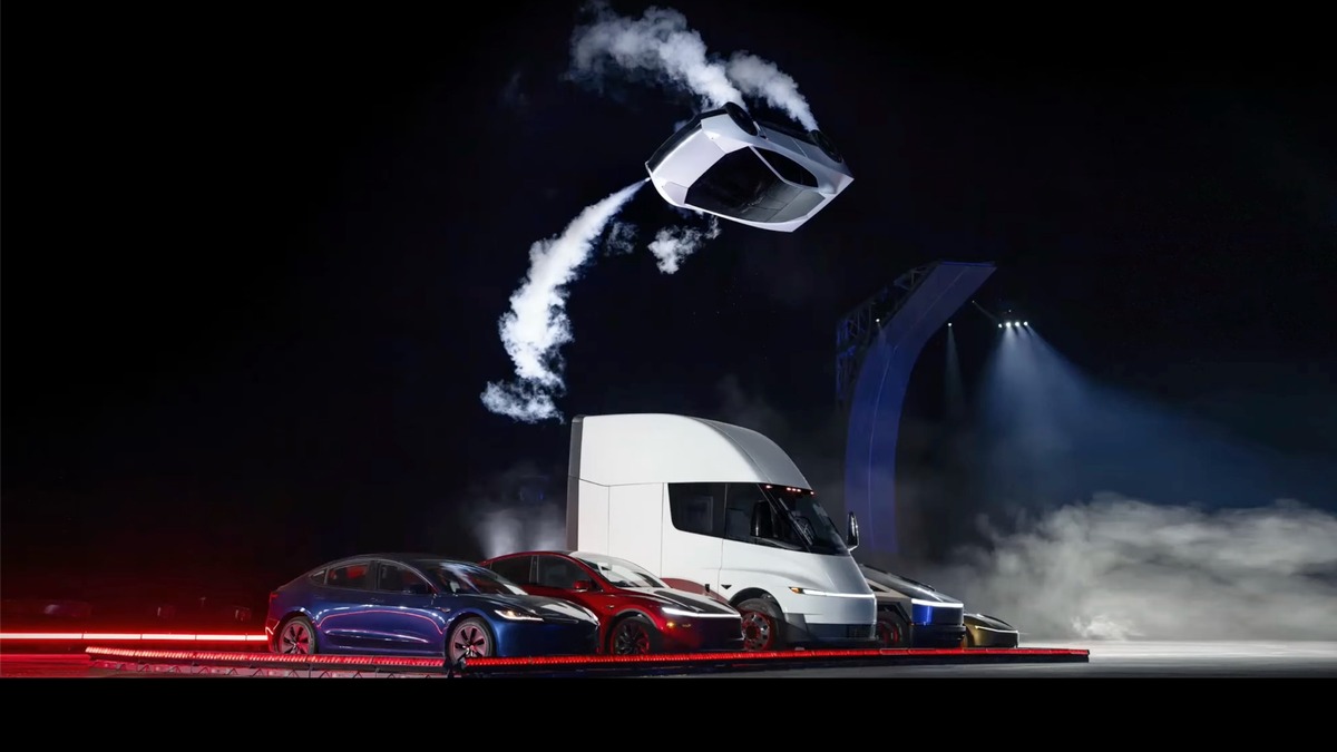 El nuevo Tesla Roadster gira en el aire sobre una fila de vehículos Tesla durante su presentación en Texas
