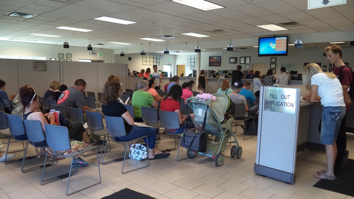 Personas esperan su turno en la sala de una oficina de licencias de conducir (DMV) en Estados Unidos (foto de referencia)